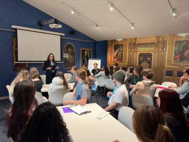 Rebecca talking with the students