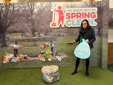 Rebecca Harris MP says the ‘environment belongs to everyone’ as she calls on community to join mass litter clean-up in Castle Point 